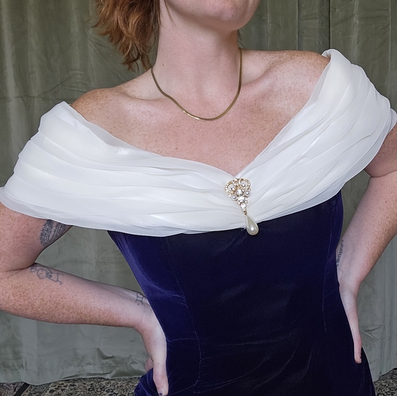 Gunne Sax Dresses & Skirts - Vintage Gunne Sax Off The Shoulder Velvet Dress